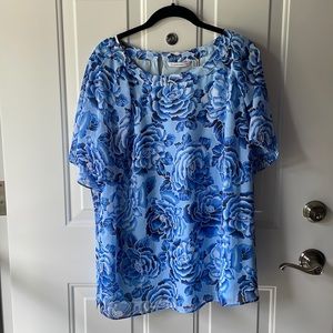 NWOT Isaac Mizrahi Live light printed top w/ flutter sleeves